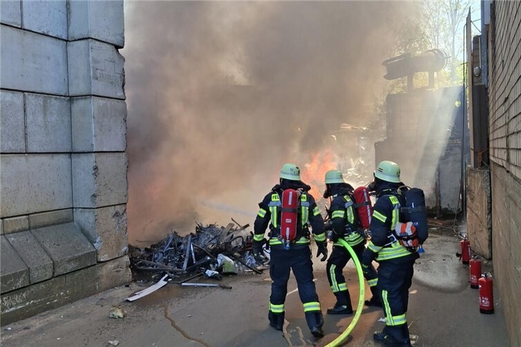 Brandbekämpfung in einem Recyclingbetrieb