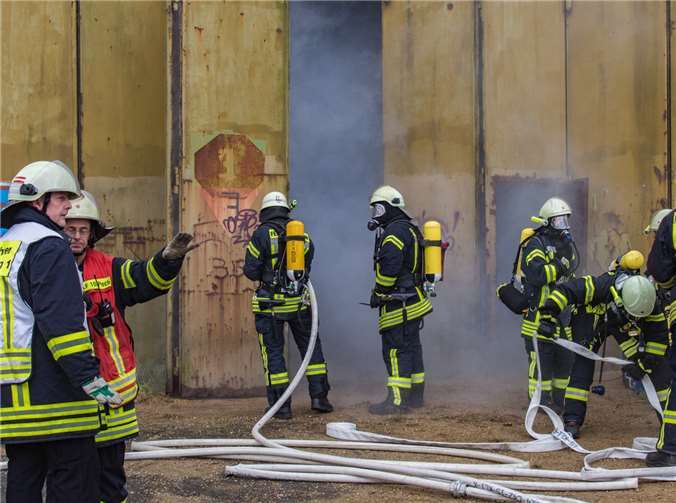 Brandbekämpfung in einem brennenden Bunker.