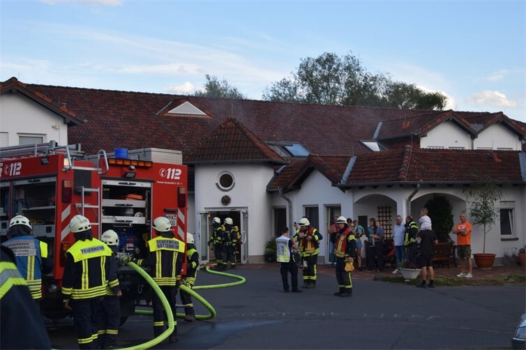 Brandbekämpfung und Einweisung der nachfolgenden Einsatzkräfte