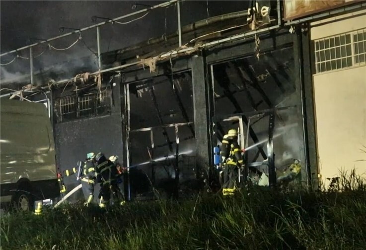 16.10.: Großeinsatz der Feuerwehr in Koblenz-Bubenheim Brandeinsatz in Koblenz: Löschtrupps waren im Industriegebiet aktiv. Foto: Winkler TV