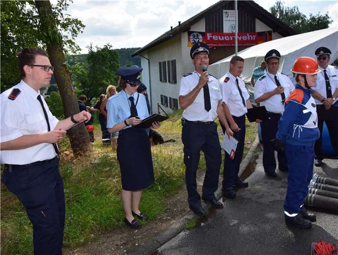 Brandinspektor Jörg Kirchharz von der Rheinbacher Feuerwehr erklärte den Jugendlichen die Regeln.
