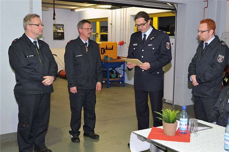 Brandmeister Kai Töpfer (li.) und Hauptfeuerwehrmann Olaf Raßbach (2.v.l.) erhielten durch den Vorsitzenden des Stadtfeuerwehrverbandes Koblenz, Bernd Naunheim (Mitte), die silberne Ehrennadel für besondere Verdienste um das Feuerwehrwesen. U.a. gratulierte auch Einheitsführer Timo Töpfer (rechts).