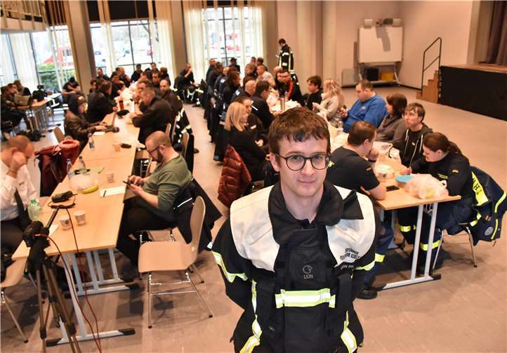 Brandoberinspektor Philipp Kron teilte den Einsatzkräften die erfolgreiche Entschärfung der Bombe mit.