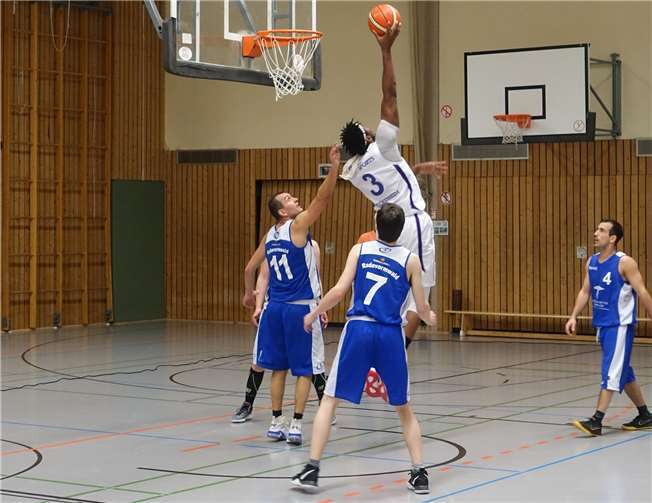 Brandon Jamar (Nr.3) dominierte unter dem Korn.