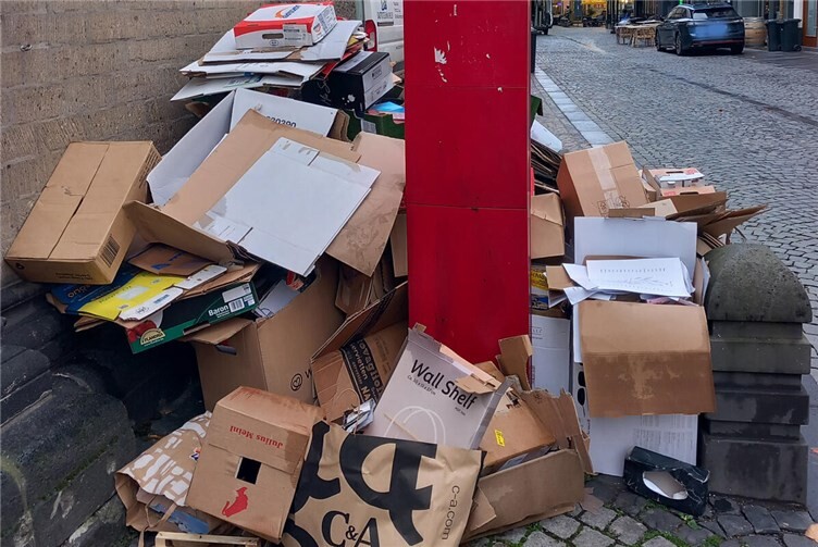 Brandschutzalarm: Papiermüll an der Liebfrauenkirche. Foto: privat