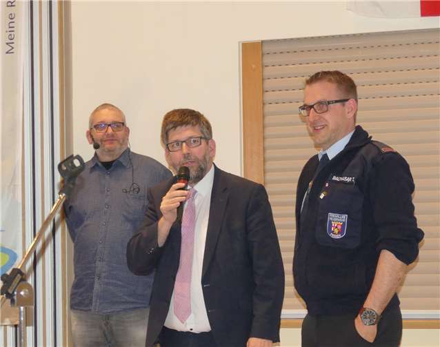 Brandschutzingenieur Jochen Schäfer (li.) referierte. Thomas Balthasar (re.) wurde zum Gerätewart ernannt.
