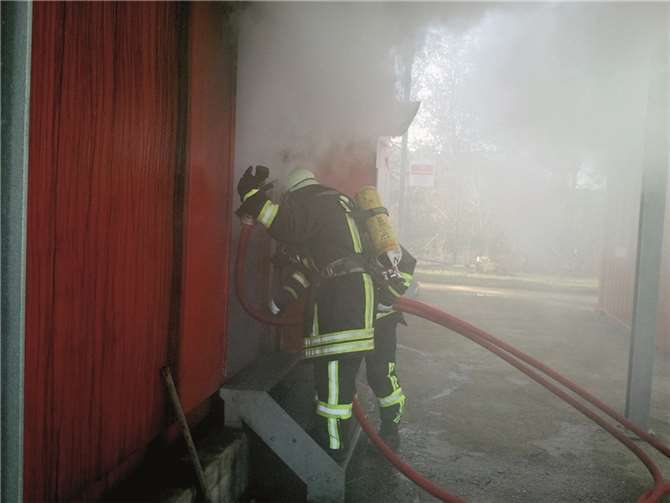 Brandsimulationsanlage in Düren (Heißausbildung): Im Rahmen von Objekt-Übungen wurde unter realistischen Bedingungen die Suche und Rettung von Personen geübt.