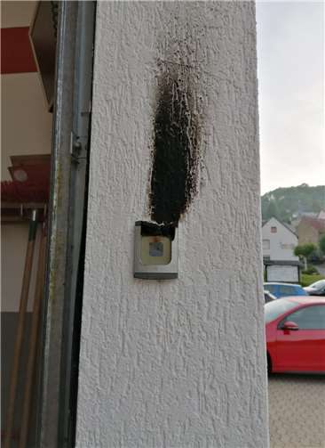 Brandstiftung an der Öffnungsvorrichtung der Fahrzeughalle am Feuerwehrhaus in Volkesfeld.Quelle: Verbandsgemeinde Mendig