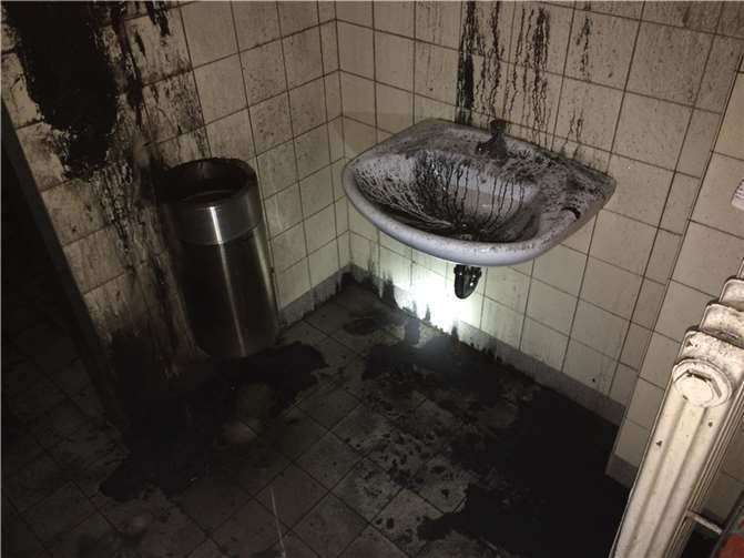 Toilette bis auf Weiteres geschlossen Brandstiftung verursachte massive Schäden im öffentlich WC am Salhofplatz, sodass es bis auf Weiteres nicht nutzbar ist. Foto: Christoph Maier / Stadtverwaltung Lahnstein