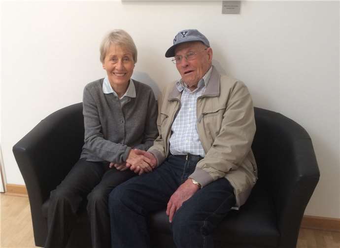 Brandt-Witwe Brigitte Seebacher gratuliert Fritz Wickert zum 100. Geburtstag.Privat