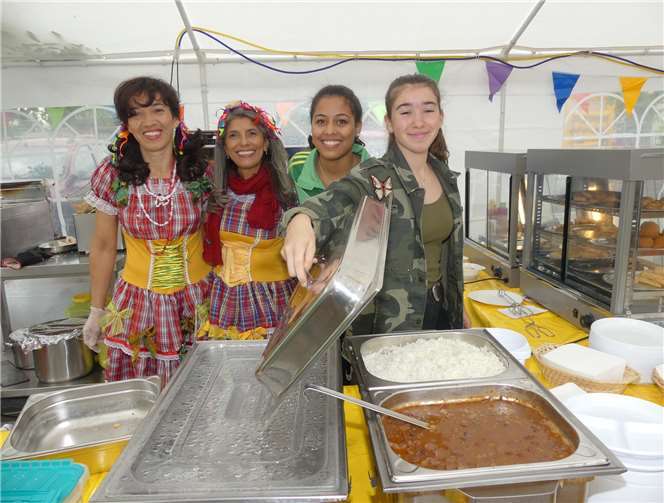 Münstermaifeld wurde wieder zu „Samba-City“ Brasilianische Leckerbissen und Gaumenfreuden gingen erneut weg wie warme Semmeln.