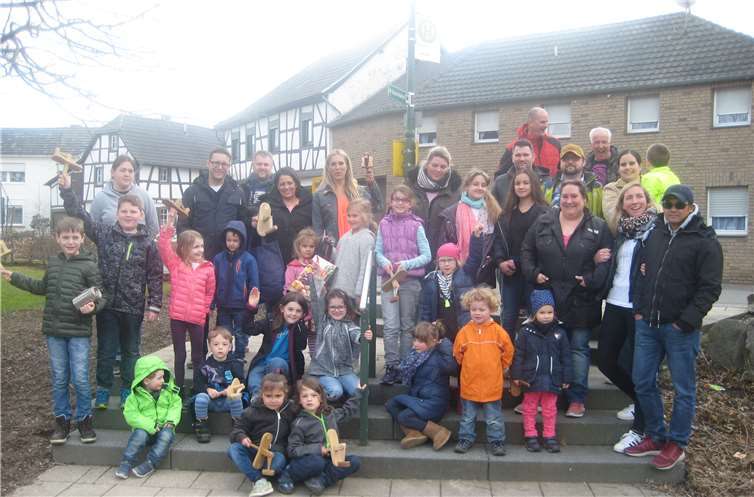 Brauchtumspflege: Die Kinder zogen mit den hölzernen Klappern durch den Ort.  privat
