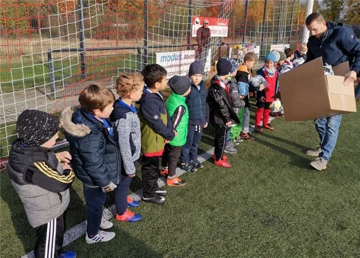 Brav aufgereiht warteten alle, bis sie ihr Geschenk bekamen.Fotos: privat