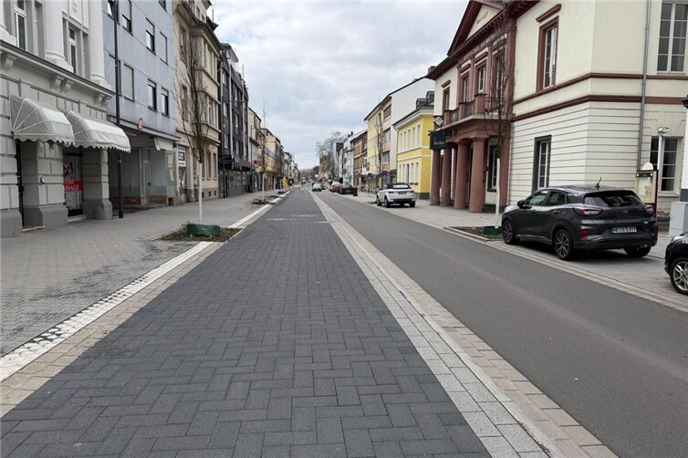 Breite Bürgersteige, Raum für Fahrradfahrer - die „Neue Schloßstrasse“ steht kurz vor der Fertigstellung