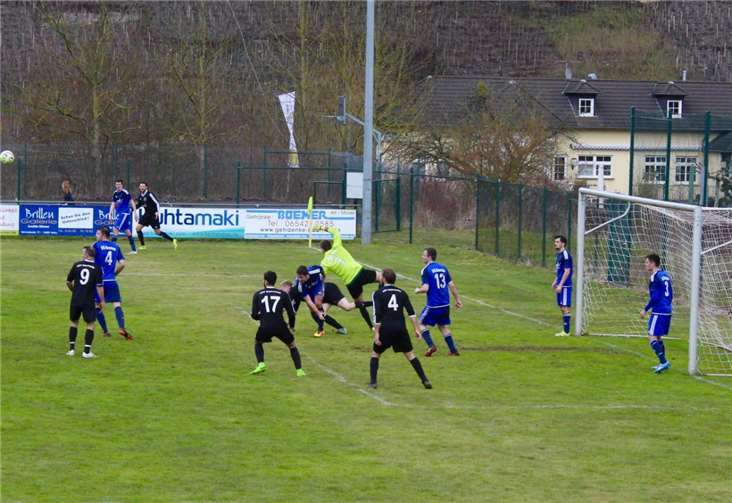 Bremms Torwart Löscher (gelbes Trikot) bei einer energischen Faustabwehr. -LS-