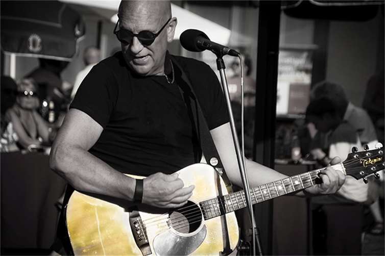 Brendan Keeley, einer der erfolgreichsten Singer-Songwriter Irlands steht beim Irish Concert in Mayen auf der Bühne.  Quelle: MayenEvent