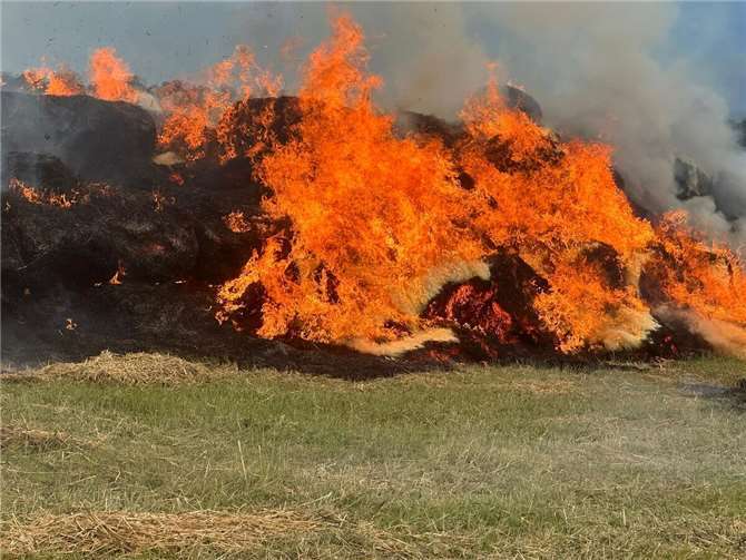 VG Rengsdorf-Waldbreitbach: Heuballen brannten lichterloh Brennende Heuballen beschäftigten am Samstagnachmittag die Feuerwehr. Fotos: Peter Schäfer
