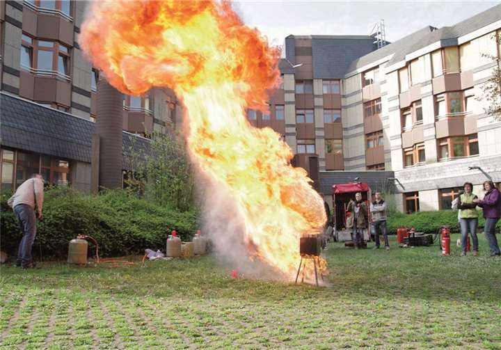 Brennendes Fett nicht mit Wasser löschen! Beeindruckende Ergebnisse können durch das falsche Löschmittel verursacht werden.