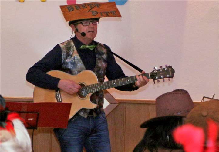 „Brett Pitt“ brachte Schwung in den Saal.