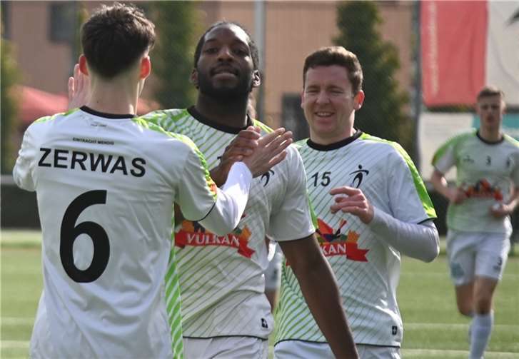 Brice Braquim (Mitte) brachte die Eintracht mit einem verwandelten Handelfmeter in Führung.  Foto: SK