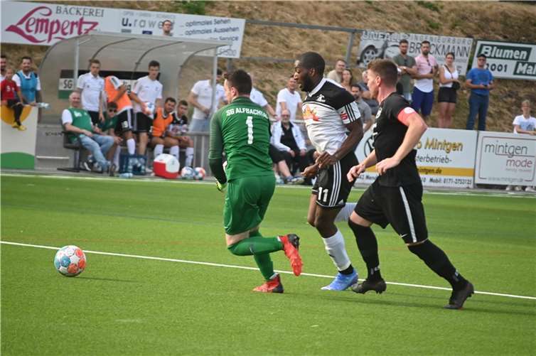 Brice Braquin (Mitte) konnte sich beim FSV Trier-Tarforst nicht so in Szene setzen wie zuletzt gegen die SG Ellscheid.  Foto: SK