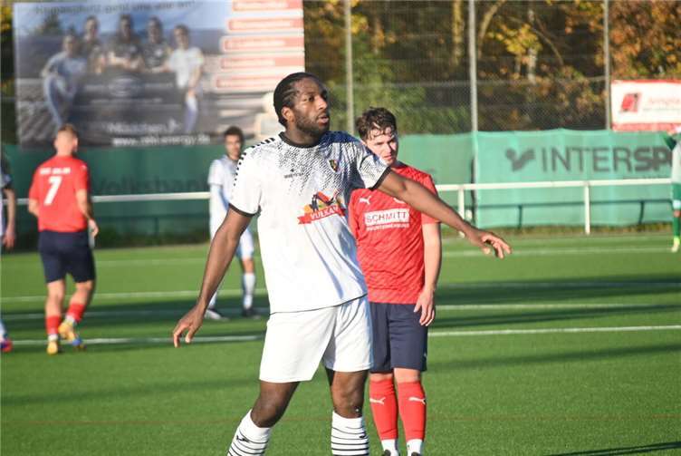 Brice Braquin gab auch gegen die SG Argenthal (hinten Marvin Schulzki) den Ton an und erzielte zwei Treffer.  Foto: SK