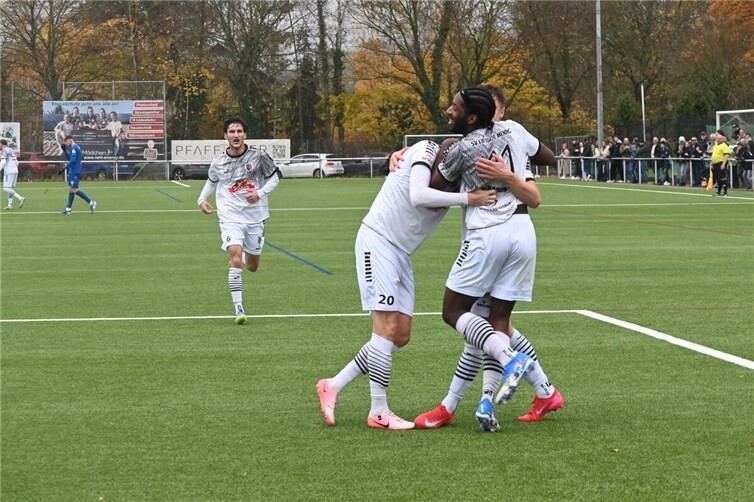 Brice Braquin gelang kurz vor der Pause der zwischenzeitliche 1:1-Ausgleich. Leonard Zerwas (links), Kapitän Niklas Heinemann (Nummer 20) und Vorbereiter Nikolas Groß (verdeckt) gehörten zu den ersten Gratulanten. Fotos: SK