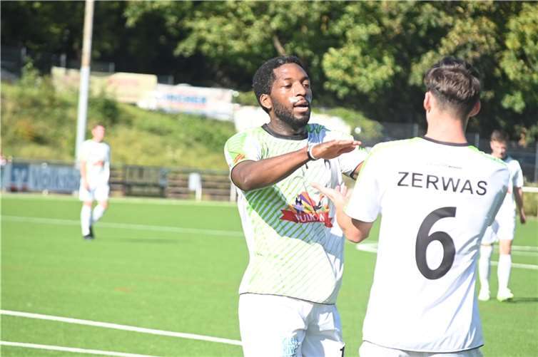 Brice Braquin gratuliert Leonard Zerwas zu dessen Führungstreffer zum 1:0.  Foto: SK
