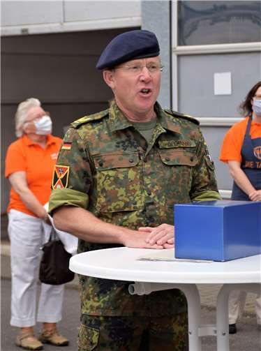 Brigade General und Standortältester der Bundeswehr Rheinbach, Ralf Hoffmann dankte für die gute Zusammenarbeit mit der Rheinbach-Meckenheimer Tafel.