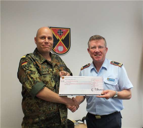 Brigadegeneral Hoffmann übergab den Spendenscheck in Höhe von 444,44 Euro an den Rheinbacher Regionalbeauftragten des BundeswehrSozialwerkes e.V..