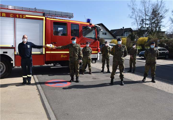 Brigadegeneral Ralf Hoffman überreicht Osterkörbchen an Jörg Kirchhartz von der Rheinbacher Feuerwehr.