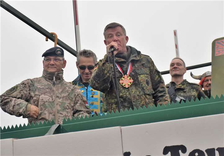 Brigadegeneral Ralf Hoffmann hatte schon früh die Abwehrstellung auf dem LKW eingenommen.