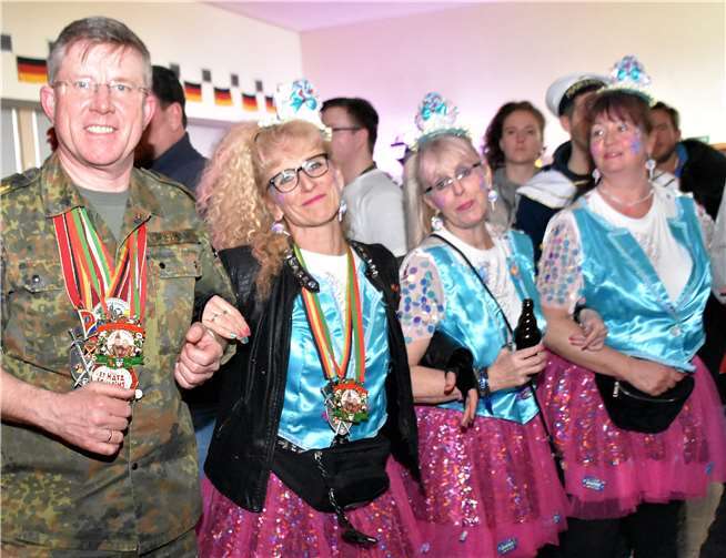 Brigadegeneral Ralf Hoffmann schunkelte mit den Narren.