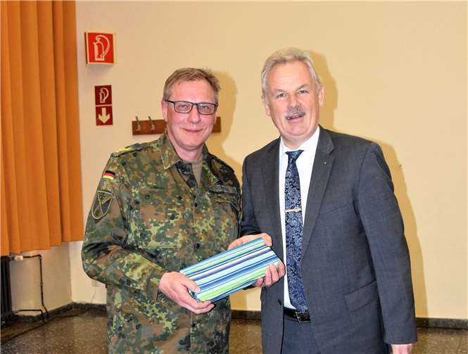 Brigadegeneral Wolfgang E. Renner mit Bürgermeister stefan Raetz bei der Verabschiedung im Casino.