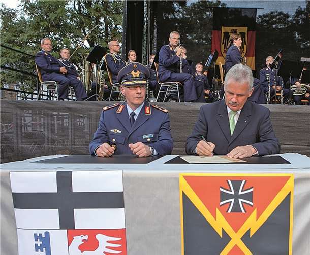 Brigadegeneral Wolfgang E. Renner und Bürgermeister Stefan Raetz unterzeichneten die Patenschaftssurkunde zwischen der Stadt Rheinbach und dem Betriebszentrum IT-System der Bundeswehr auf dem Himmeroder Wall.