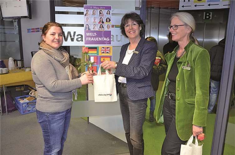 Brigitta Lindemann (v. r.), Gleichstellungsbeauftragte des Rhein-Sieg-Kreises, Kreisdirektorin Annerose Heinze und Lataj Fate, die ursprünglich aus dem Kosovo stammt und seit 1991 in Deutschland lebt.privat