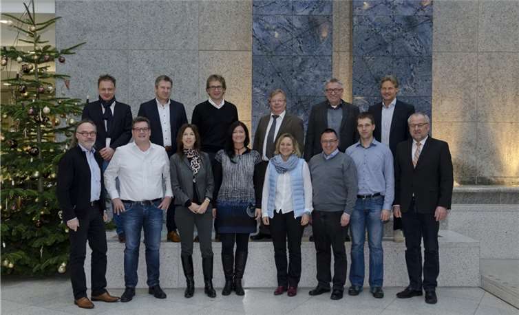 Brigitte Adams (vordere Reihe, dritte von links) mit dem Vorstand und Marketingausschuss von ZimmerMeisterHaus®. privat