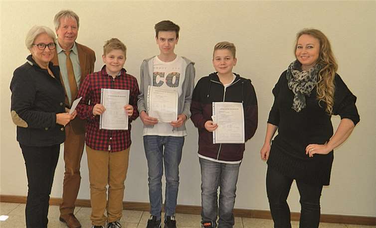Brigitte Blüm, Schulleiter Hubert Stentenbach, Denis Robrecht, Tobias Schmitte, Marc Robrecht und Meike Möller bei der Übergabe der Diplome. privat