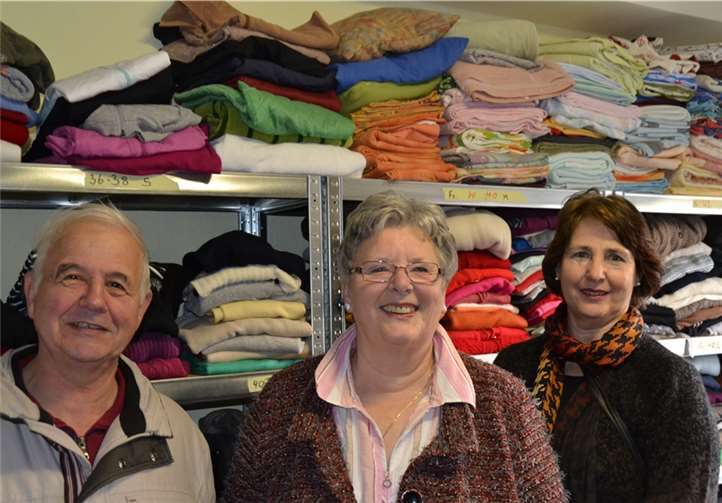 Brigitte Haselwanter (M.) leitet die Odendorfer Kleiderstube; zur Eröffnung half Gertrud Klein. Vom Swisttaler Arbeitskreis Flüchtlingshilfe kam Jürgen Hein vorbei. Weigert