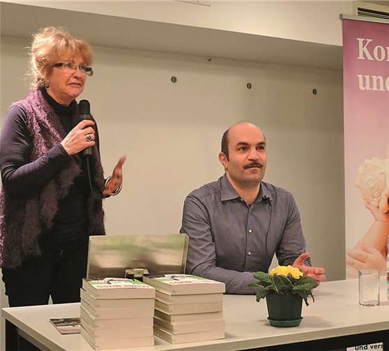 Brigitte Hilgert-Becker, 1. Vorsitzende von „DSB-Treffpunkt Ohr“, ging auf die speziellen Probleme von Schwerhörigen ein und stellte die vom Verein entwickelten Vorzeigekärtchen vor.