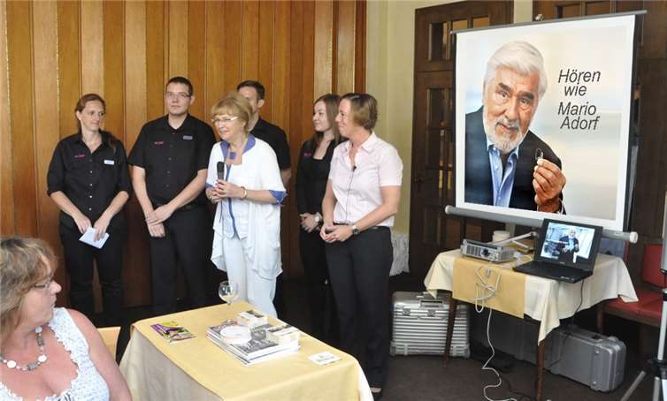 Brigitte Hilgert-Becker begrüßte gemeinsam mit ihren fachlich versierten Mitarbeitern nahezu ein halbes Hundert Damen und Herren. Rechts die Referentin Annika Vahrenkamp. -BS-