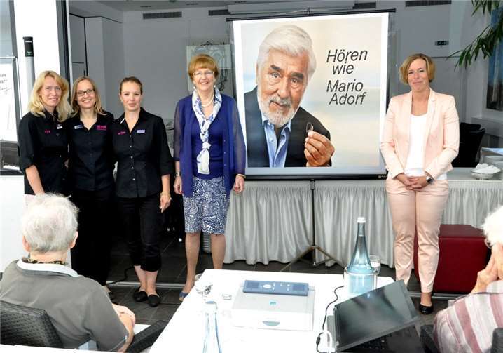 Brigitte Hilgert-Becker begrüßte gemeinsam mit ihren fachlich versierten Mitarbeiterinnen viele interessierte Damen und Herren. Rechts die Referentin Annika Vahrenkamp.
