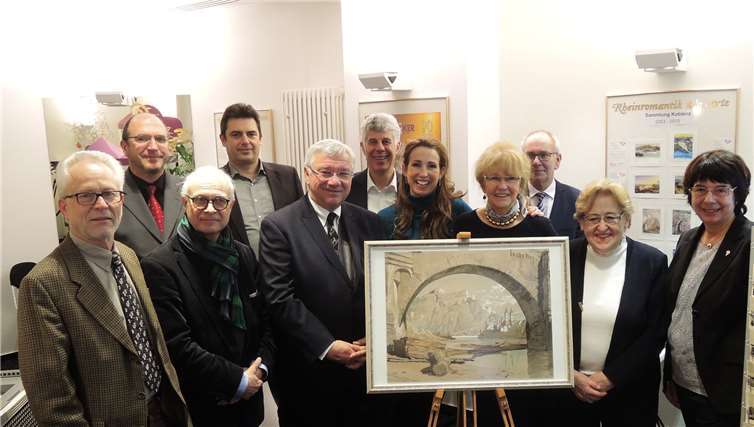 Brigitte Hilgert-Becker (vordere Reihe, 3. v. r.) freute sich über das große Interesse an dem Motiv der neuen Bildpostkarte. Unter den Anwesenden waren unter anderen auch ihre Tochter Eva Keil-Becker, ebenfalls Geschäftsführerin, Hörakustikermeister Wolfgang Leonhard, Oberbürgermeister Hofmann-Göttig, Museumsleiter Matthias von der Bank, Christoph Krepele, Vorstands-Vorsitzender des Stadtforums „Alle lieben Koblenz“, Hans-Guenter Kummer, Dr. Ingrid Bátori, Ehrenvorsitzende der Koblenzer Kultur-Stiftung, und Anna Maria Schuster, Geschäftsführerin der BUGA 2011-Freunde. -BSB-