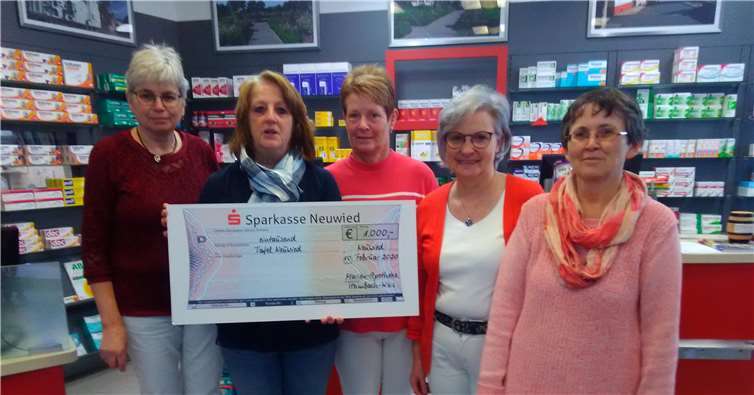 Brigitte Hillen und ihr Team freuten sich der Verantwortlichen für die Tafel Neuwied, Elisabeth Adrian, eine Spende in Höhe von 1000 Euro überreichen zu können.Foto: privat