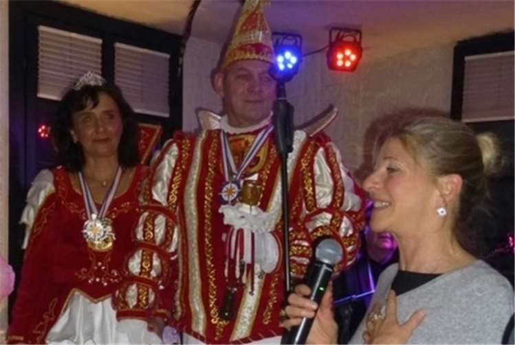 Brigitte Huke berichtete den Tollitäten Micha I. ind Patty I. sowie den übrigen Gästen über die Arbeit des Kinder- und Jugendhospizdienstes. Fotos: privat