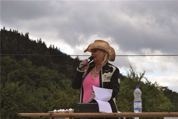 Brigitte Krämer-Michels ehrte die Sieger des „Barrel-Race“ und führte auch durch das gesamte Programm.