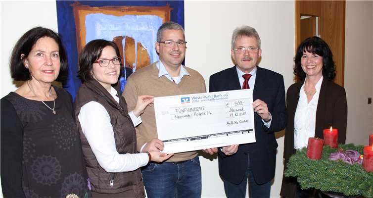 Brigitte Metzler, Verena und Frank Hoffmann, Hans-Peter Knossalla und Beatrix Knab (von links) bei der Spendenübergabe.Hospizverein