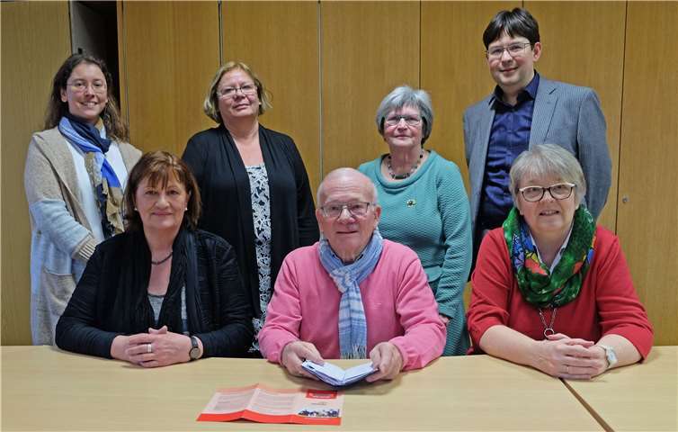 Brigitte Neumann, Werner Hammes und Ute Erve (vorne, von links) sind das neue Führungsgremium des Neuwieder Seniorenbeirats. Dessen Beisitzerinnen sind Ingrid Ely-Herbst (hinten, 2. von links) und Waltraud Becker (hinten, 2. von rechts). Auf die Zusammenarbeit freuen sich die Seniorenbeauftragte Sandra Mette (links) und Bürgermeister Michael Mang (rechts).Foto: privat