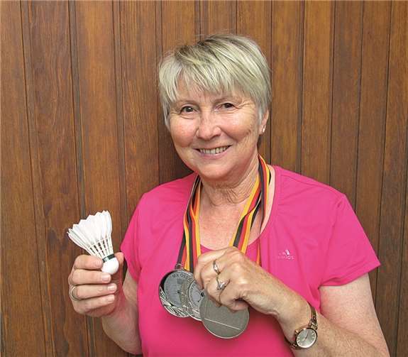Brigitte Prax präsentiert stolz ihre Medaillen.privat