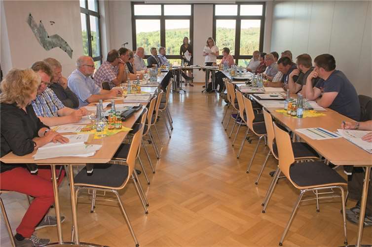 Brigitte Riebold (l.) und Annette Russo stellen sich dem Rat vor und geben einen Abriss ihrer Arbeit.